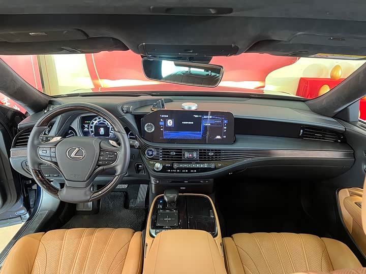 Фото 10 - Lexus LS