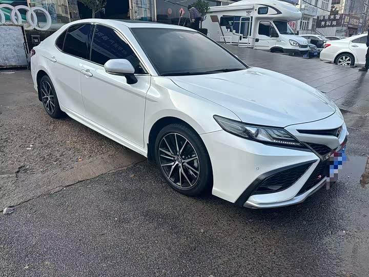 Фото 2 - Toyota Camry