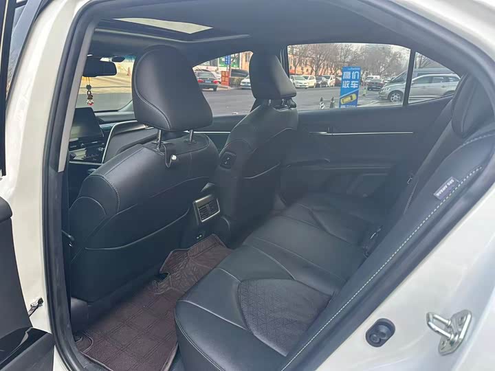 Фото 6 - Toyota Camry