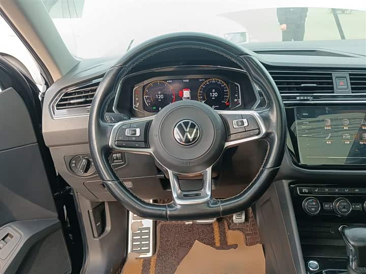 Фото 11 - Volkswagen Tiguan L Pro