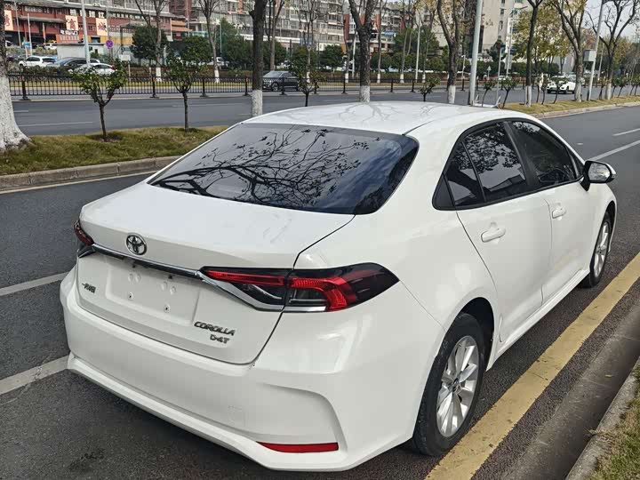 Фото 10 - Toyota Corolla