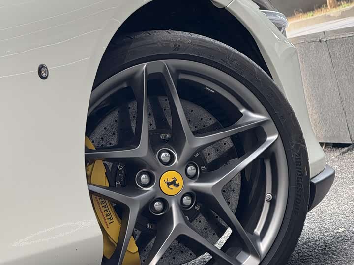 Фото 3 - Ferrari Roma