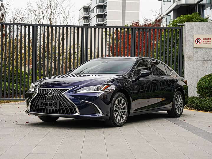 Фото 1 - Lexus ES