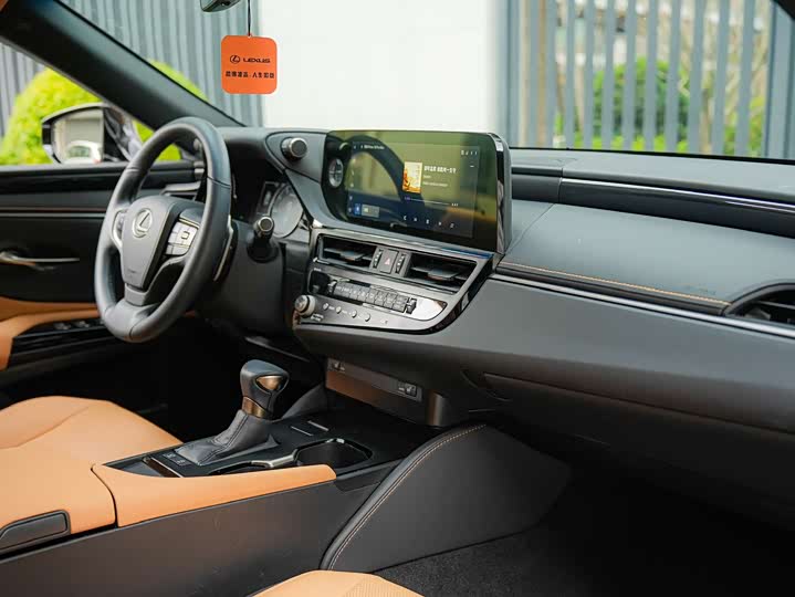 Фото 10 - Lexus ES