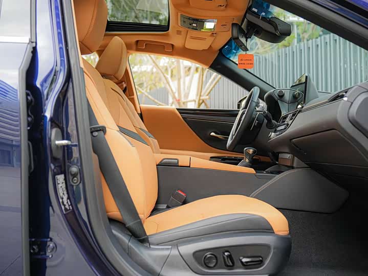 Фото 11 - Lexus ES