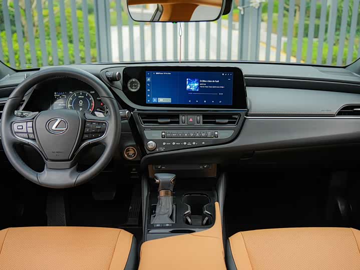 Фото 16 - Lexus ES