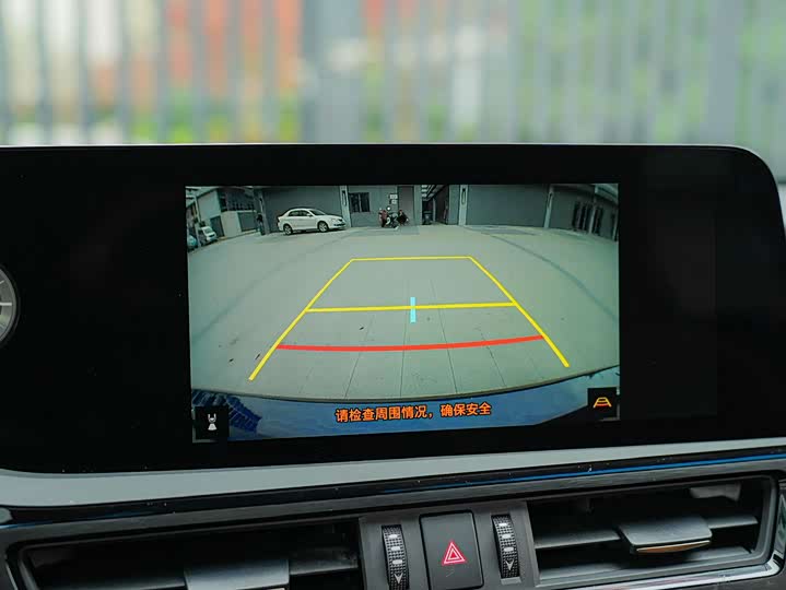 Фото 19 - Lexus ES