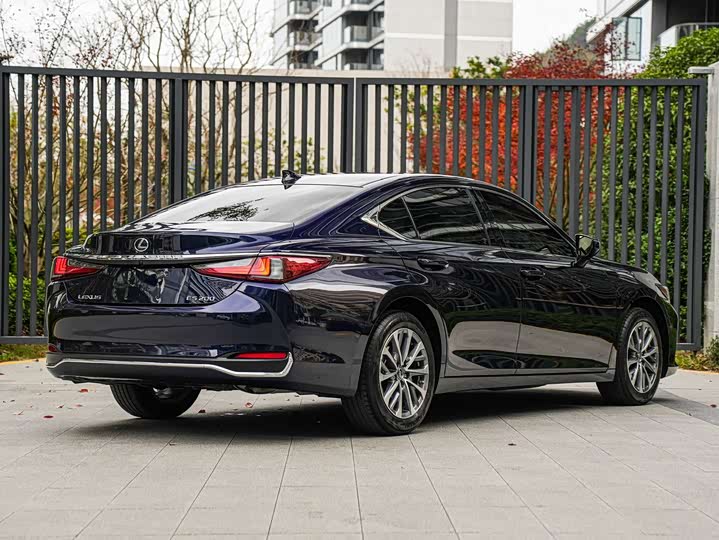 Фото 4 - Lexus ES