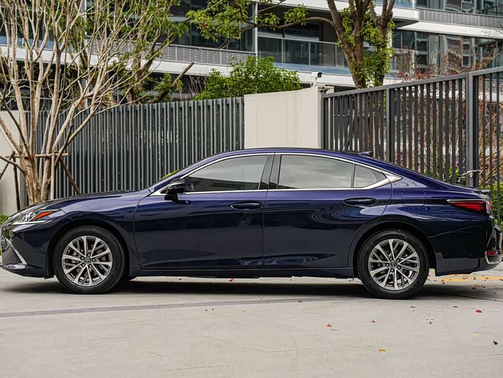 Фото 7 - Lexus ES
