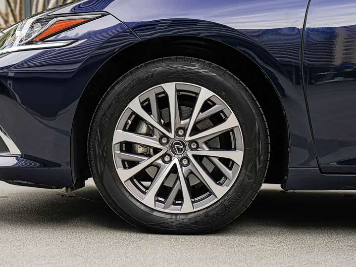 Фото 8 - Lexus ES