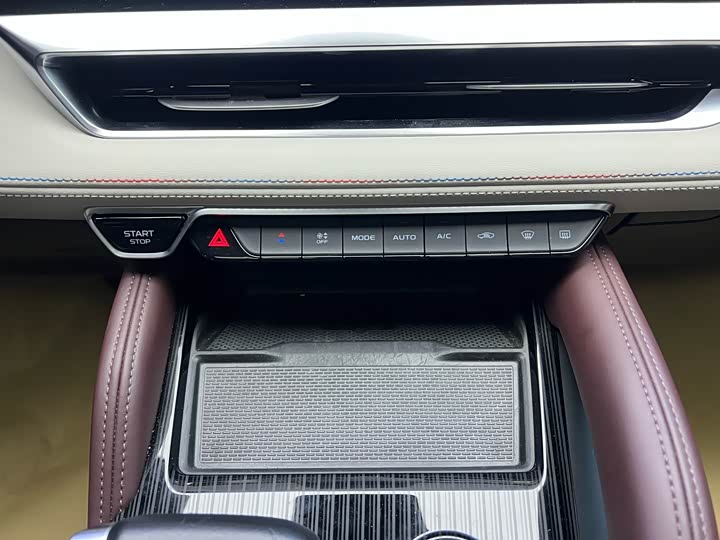 Фото 22 - Geely Monjaro