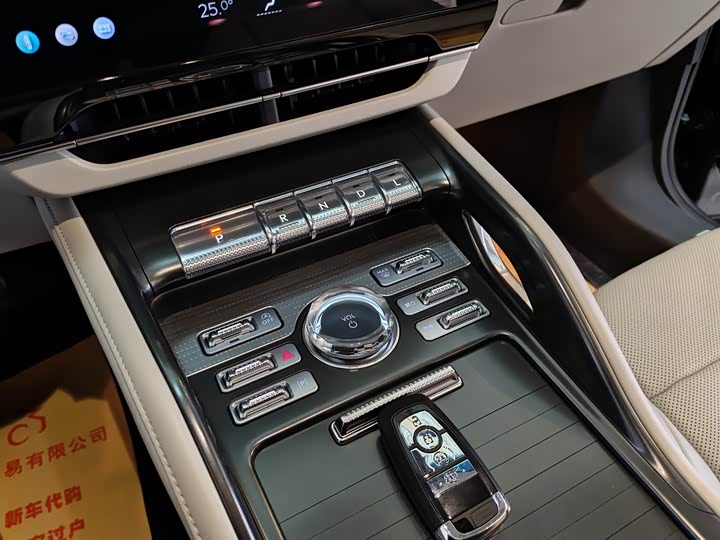 Фото 10 - Lincoln Nautilus