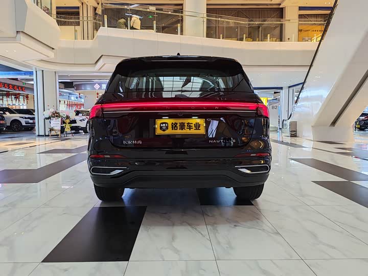 Фото 8 - Lincoln Nautilus