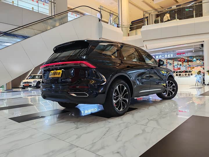 Фото 9 - Lincoln Nautilus