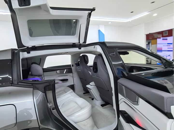 Фото 8 - HiPhi Y