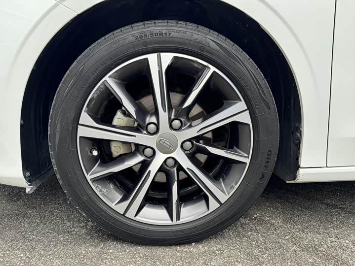 Фото 24 - Geely Emgrand