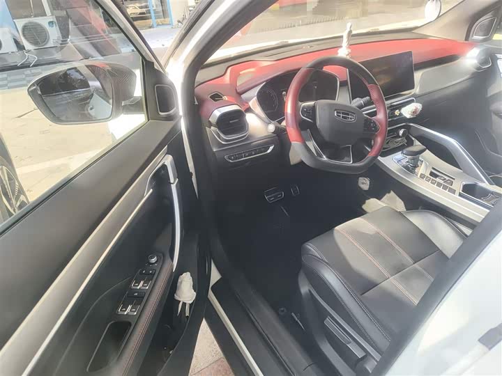 Фото 14 - Geely Coolray