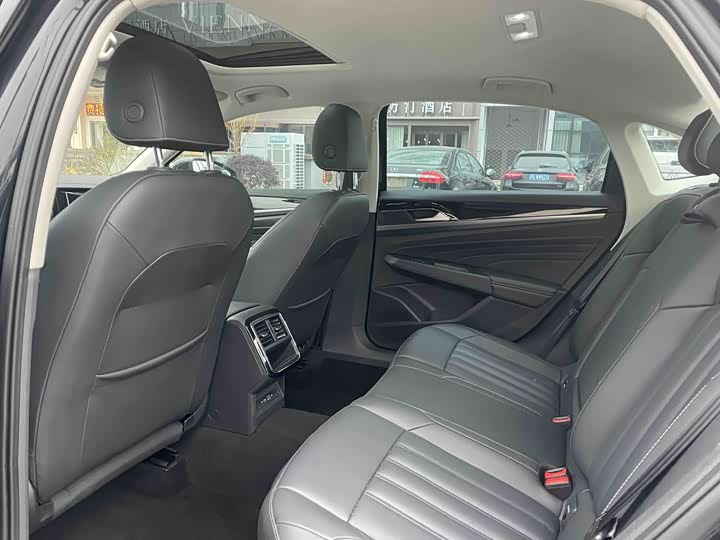 Фото 7 - Volkswagen Passat