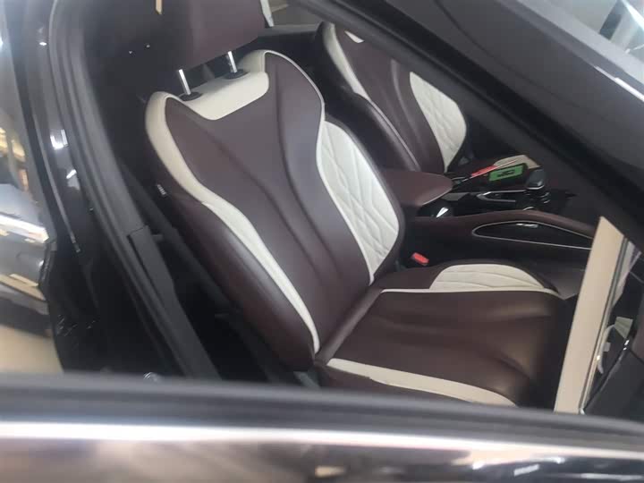 Фото 25 - Geely Monjaro