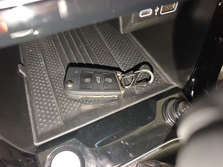 Фото 9 - Volkswagen Tharu