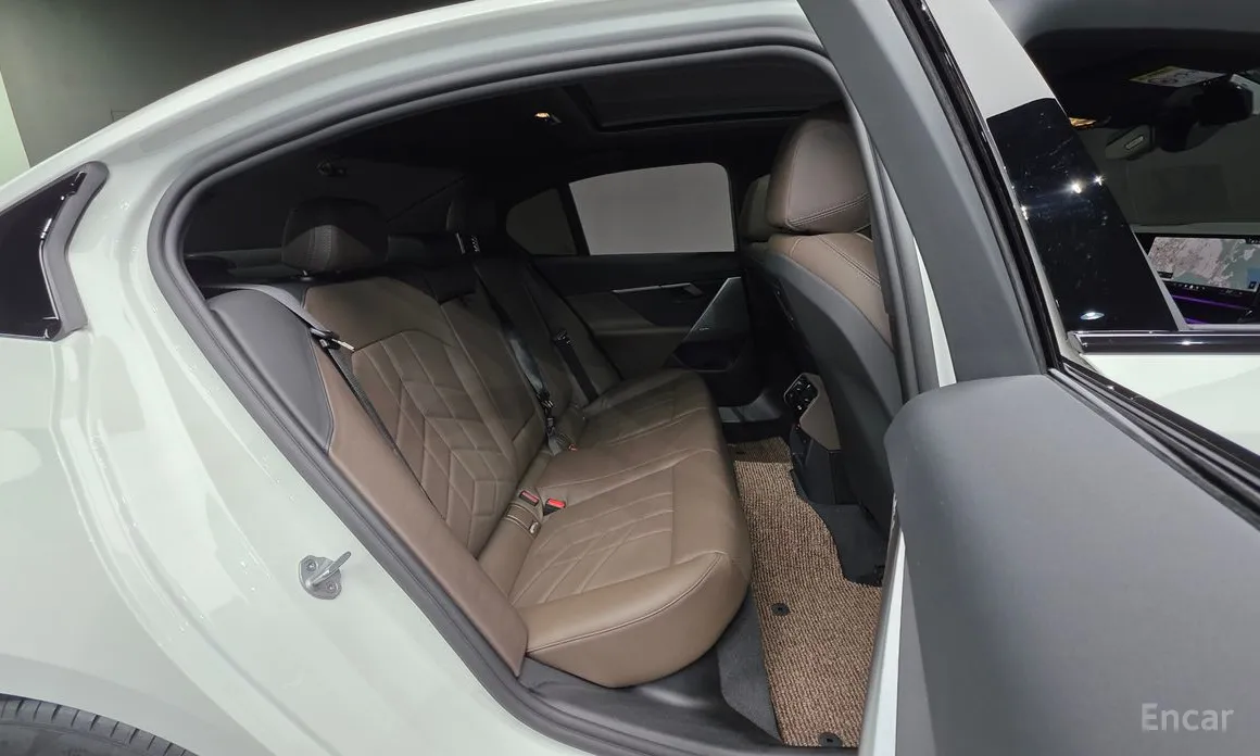 Фото 18 - BMW 5 Series