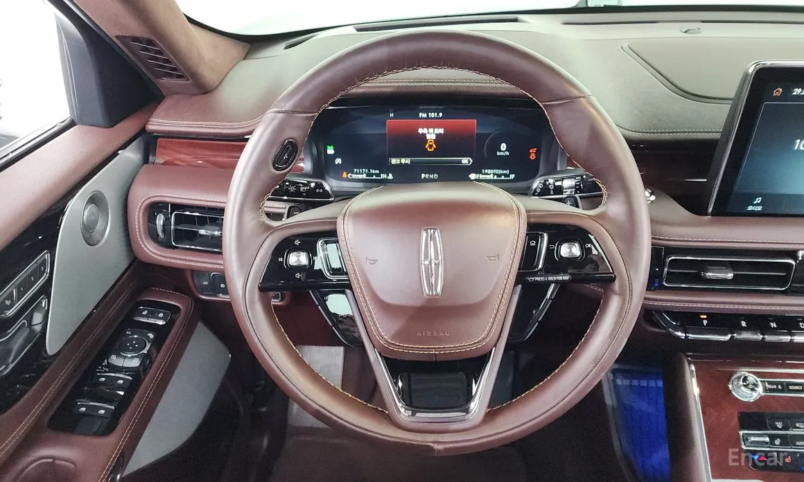 Фото 13 - Lincoln Aviator