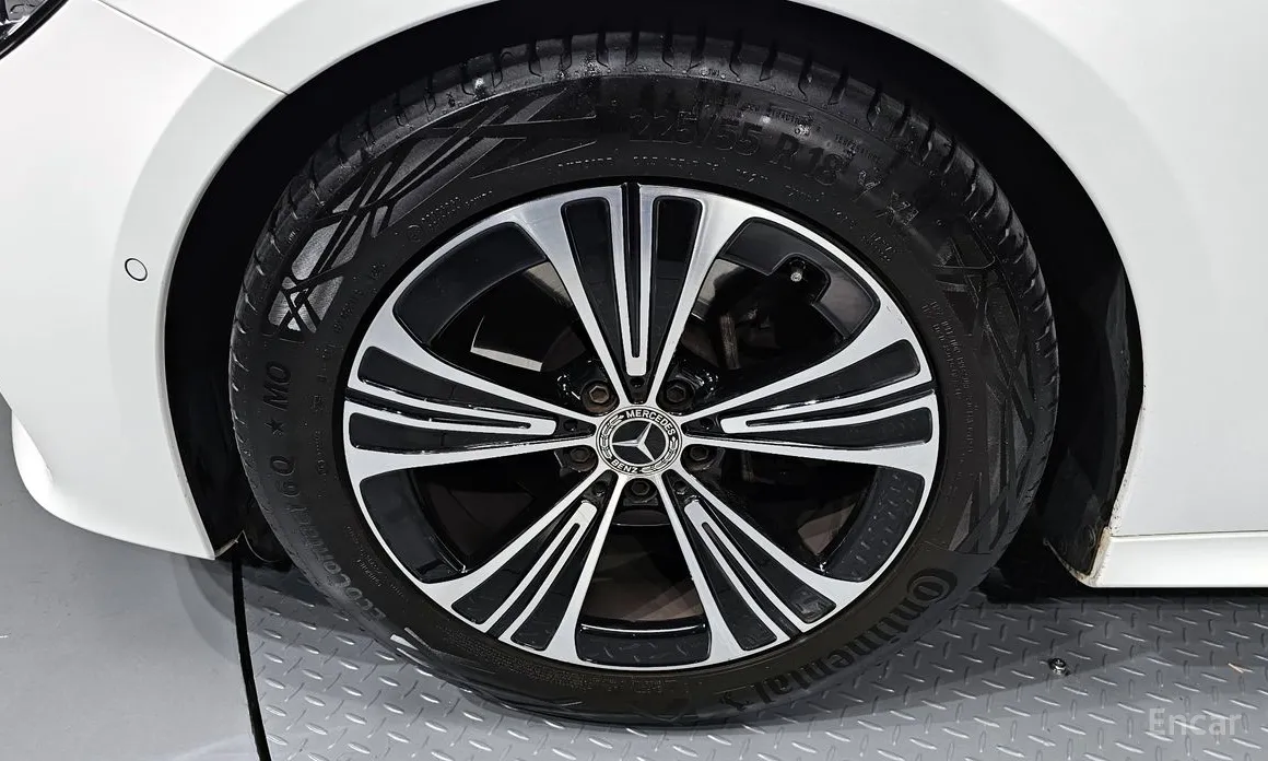 Фото 5 - Mercedes-Benz E-Class