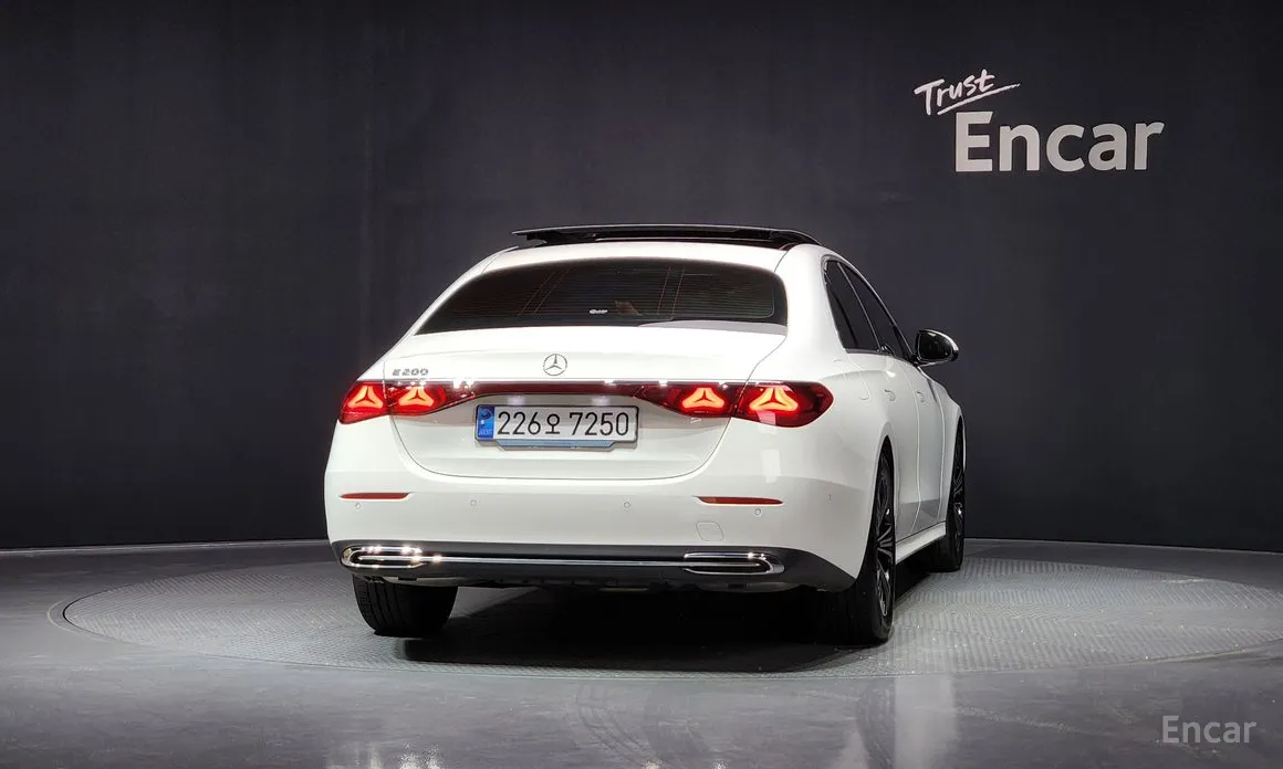 Фото 4 - Mercedes-Benz E-Class