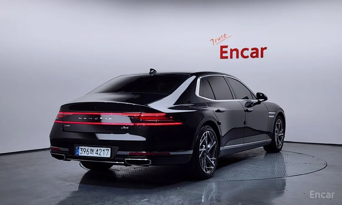 Фото 2 - Genesis G90