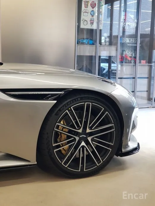 Фото 10 - Aston Martin DB12