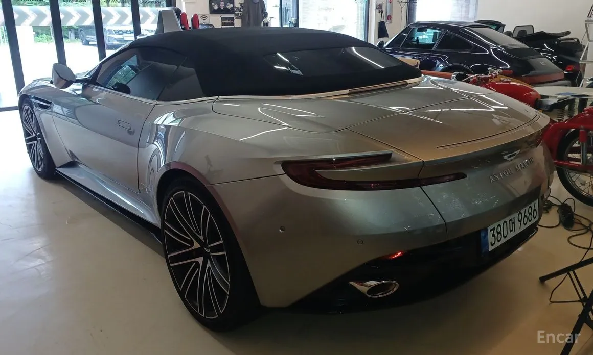 Фото 2 - Aston Martin DB12