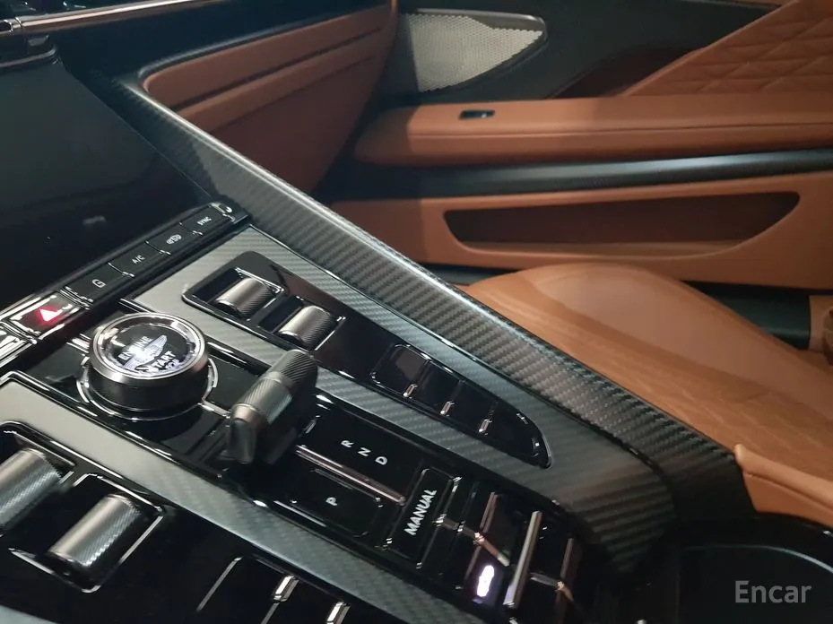 Фото 5 - Aston Martin DB12