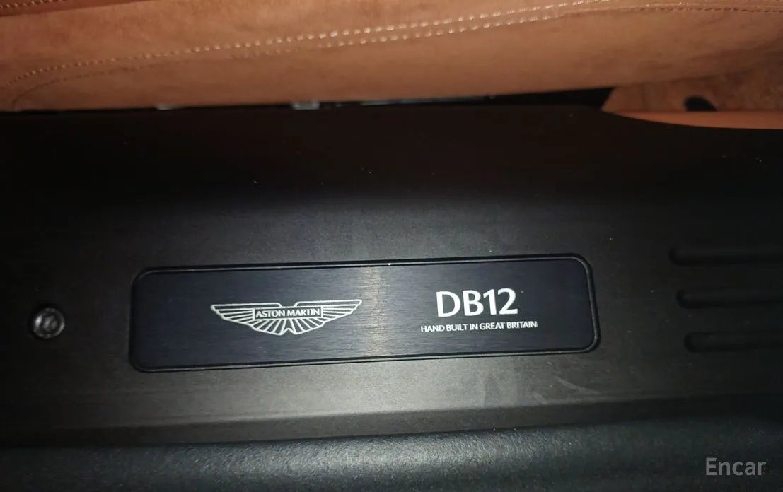 Фото 7 - Aston Martin DB12