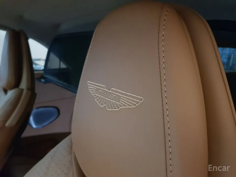 Фото 8 - Aston Martin DB12