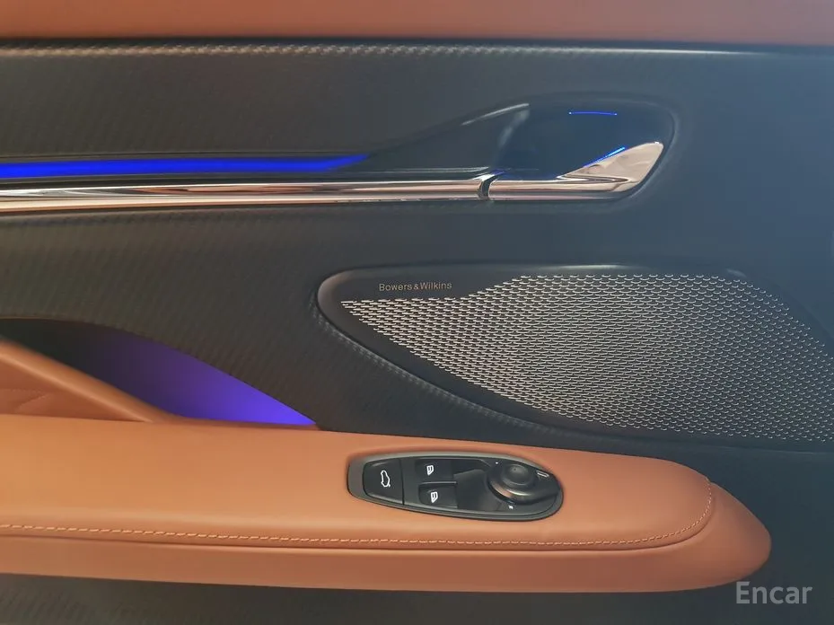 Фото 9 - Aston Martin DB12