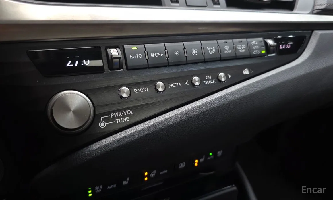 Фото 16 - Lexus ES