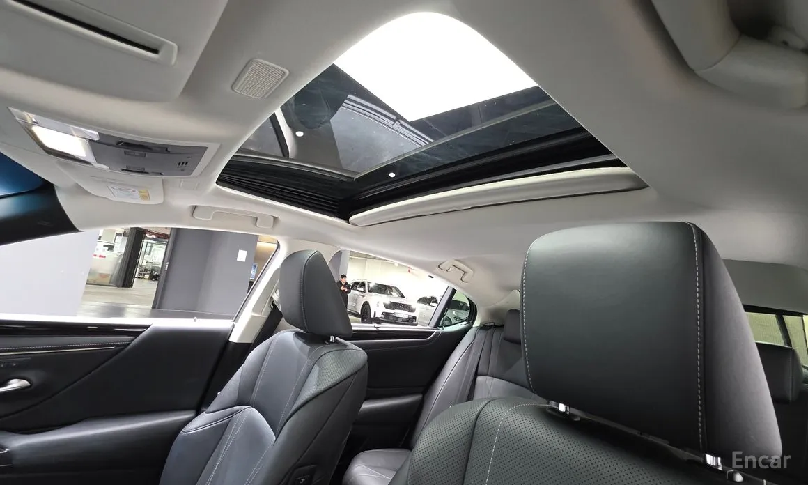 Фото 18 - Lexus ES