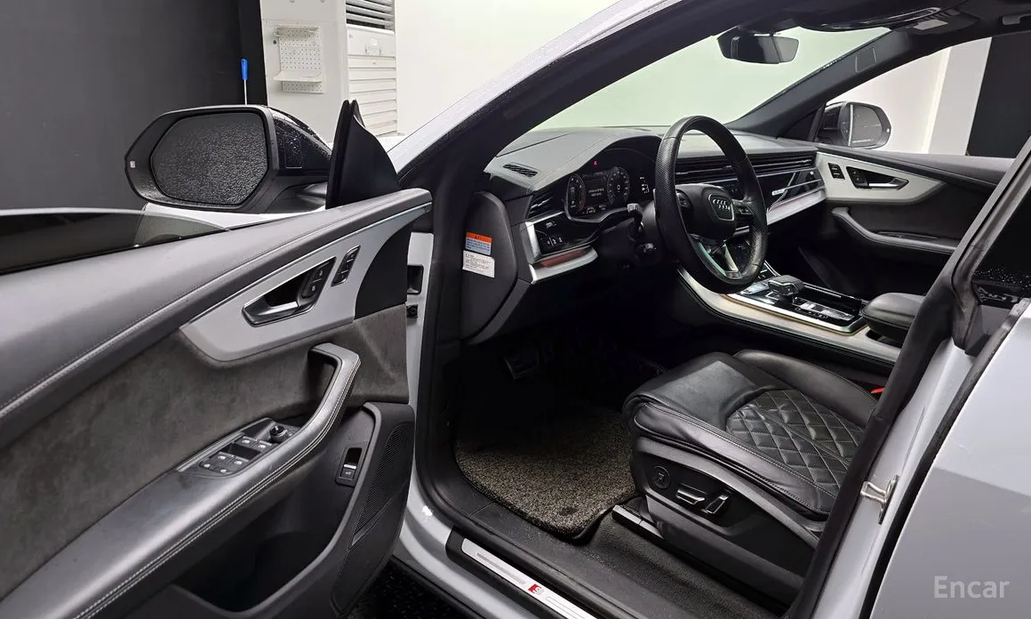 Фото 10 - Audi Q8