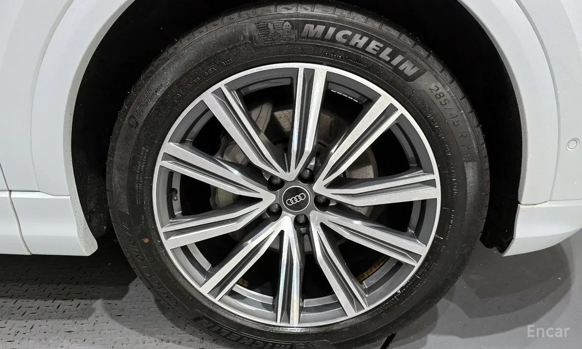 Фото 5 - Audi Q8