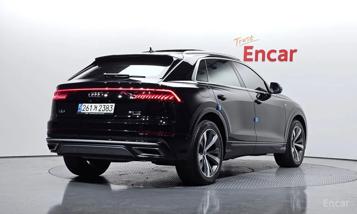 Фото 2 - Audi Q8