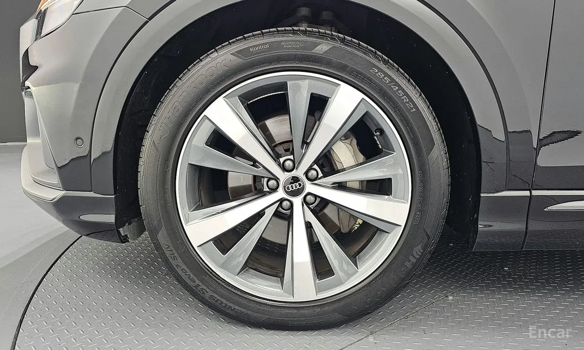 Фото 5 - Audi Q8