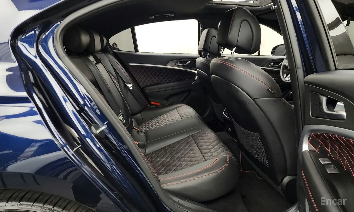 Фото 12 - Genesis G70