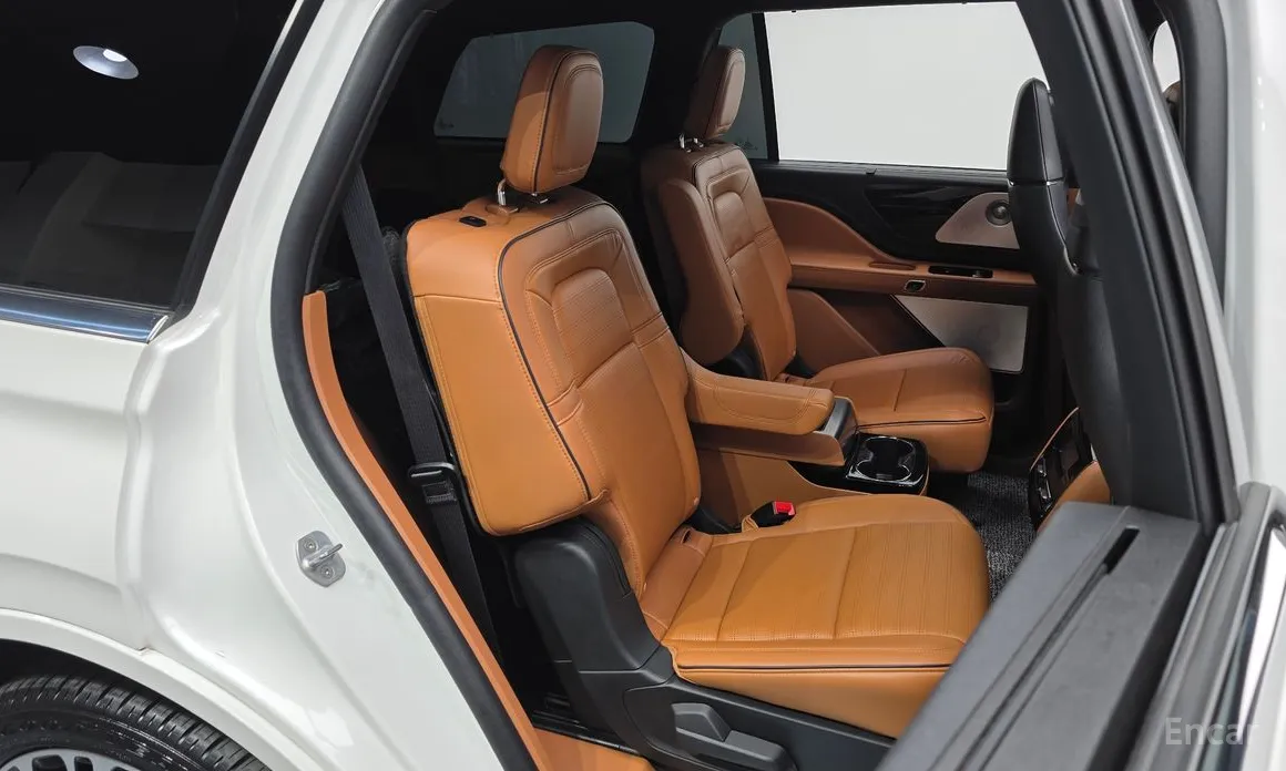 Фото 12 - Lincoln Aviator