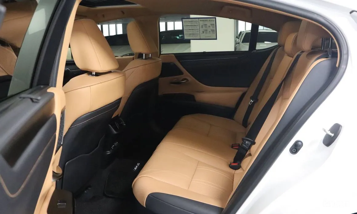 Фото 10 - Lexus ES