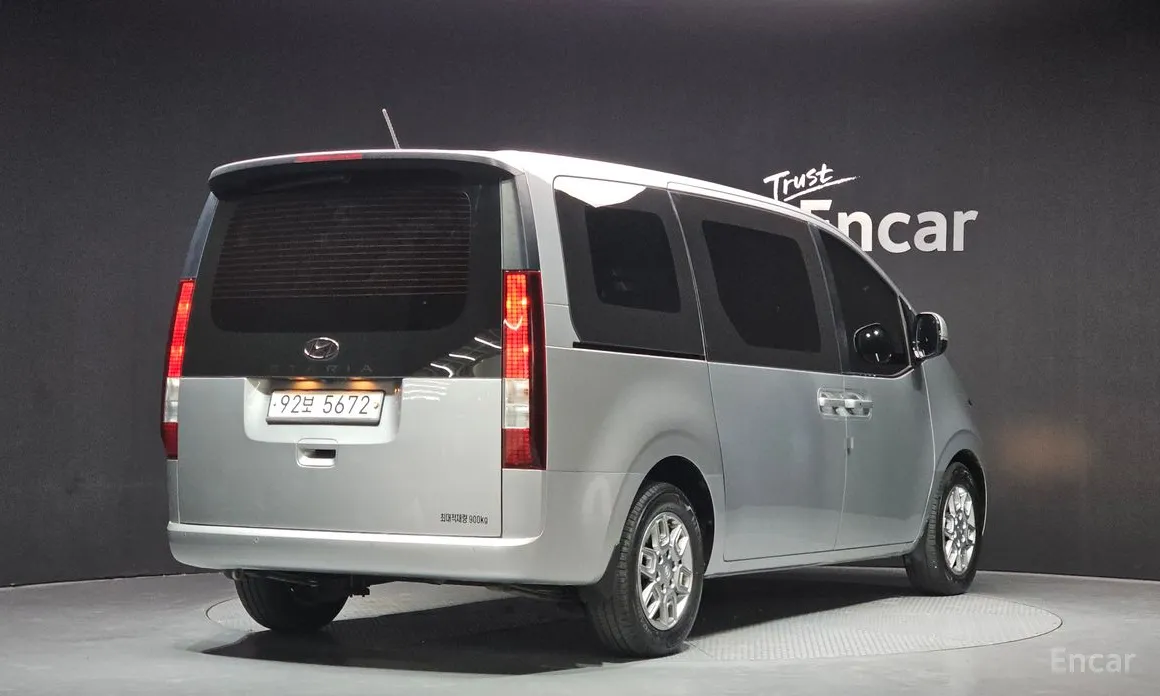 Фото 2 - Hyundai Staria