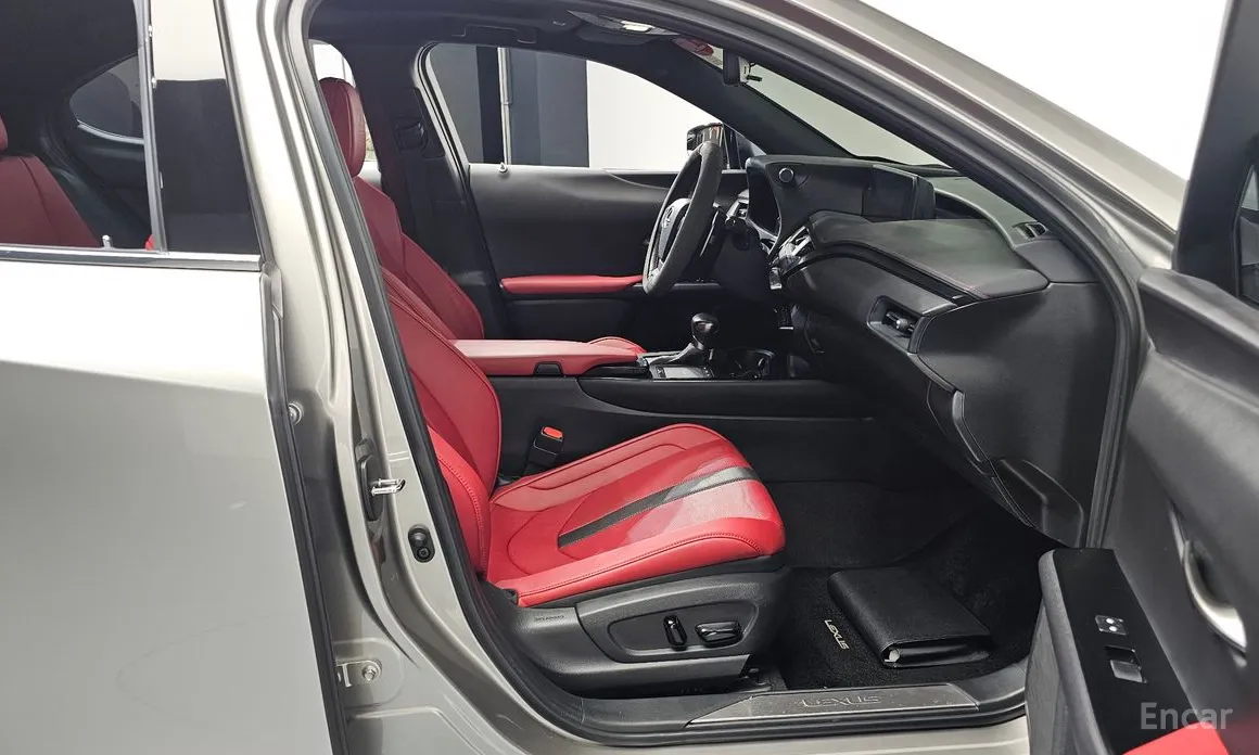 Фото 11 - Lexus UX