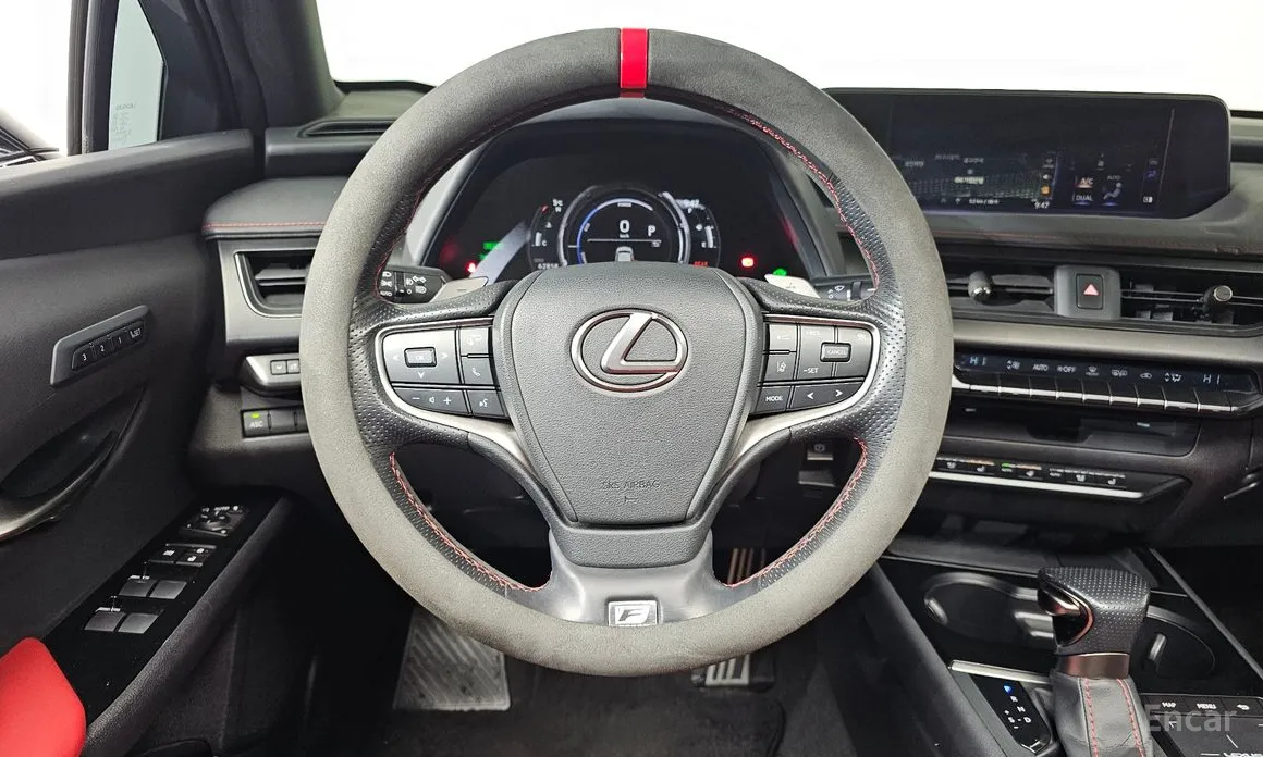 Фото 13 - Lexus UX