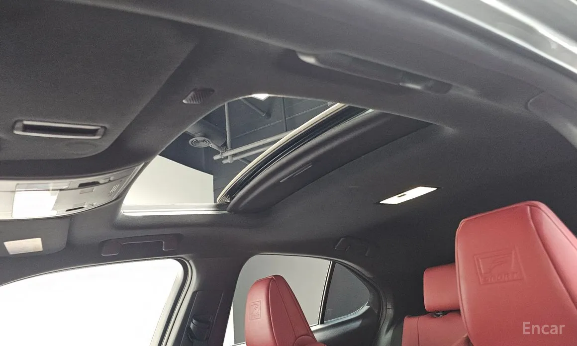 Фото 19 - Lexus UX