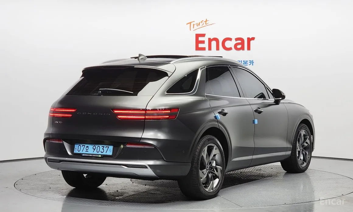 Фото 2 - Genesis GV70