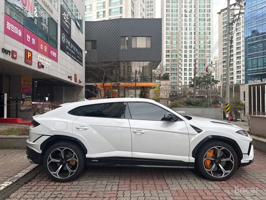 Фото 3 - Lamborghini Urus